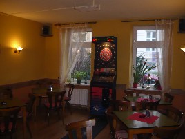 Unser Dartautomat im hinterem Zimmer, mit tollen Sitzgelegenheiten. 